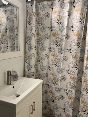 Towels, toilet paper - tiny house backyard cabin getaway in Detroit (Detroit)