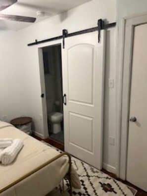 1 bedroom, iron/ironing board, free WiFi, bed sheets - tiny house backyard cabin getaway in Detroit (Detroit)