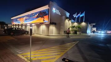 Un edificio con un murale raffigurante un tramonto e una nave, con la scritta "Aruba Boutique & Art Hotel".