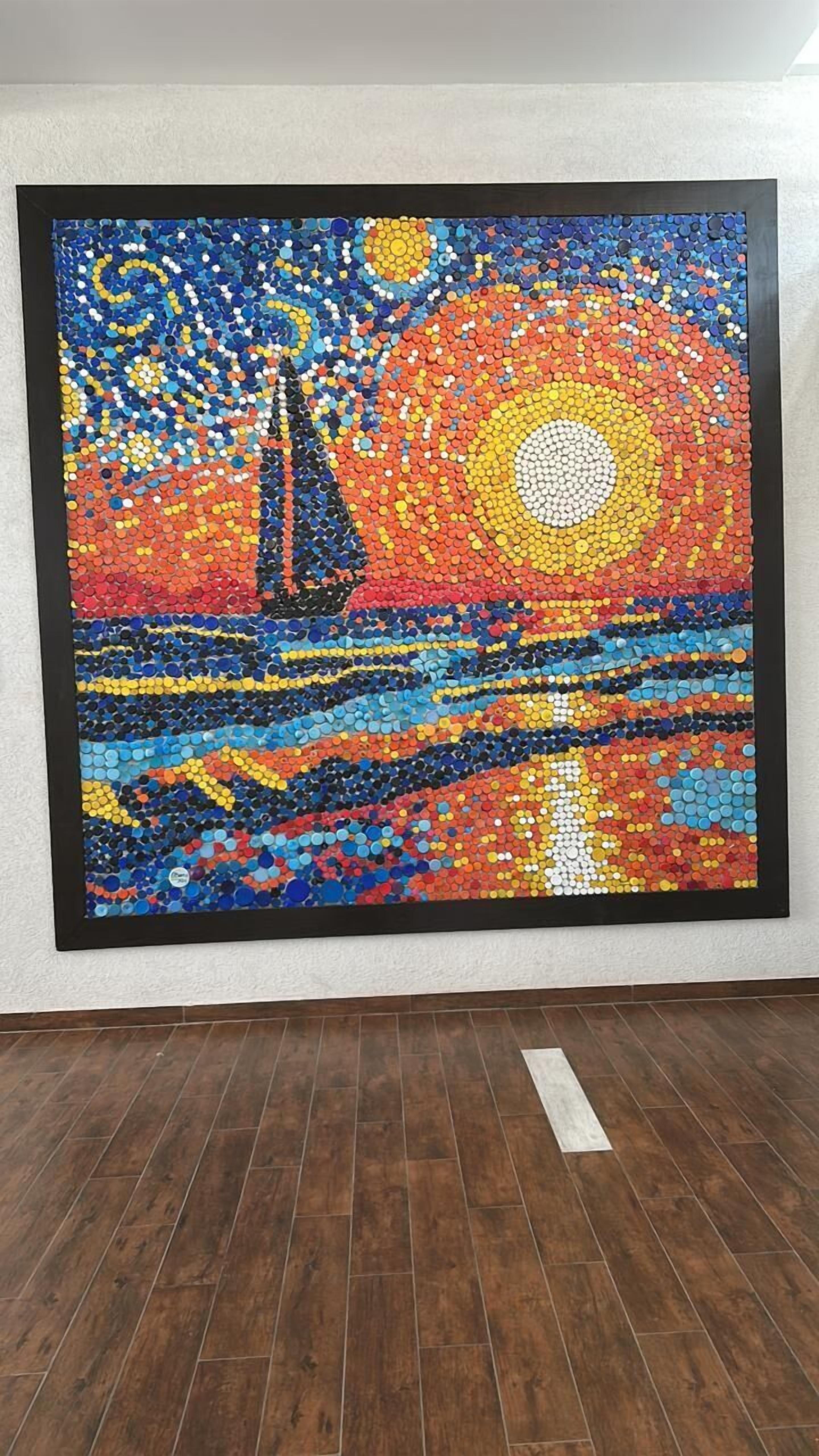 Obra enmarcada que muestra un paisaje marino con un velero, frente a un atardecer.