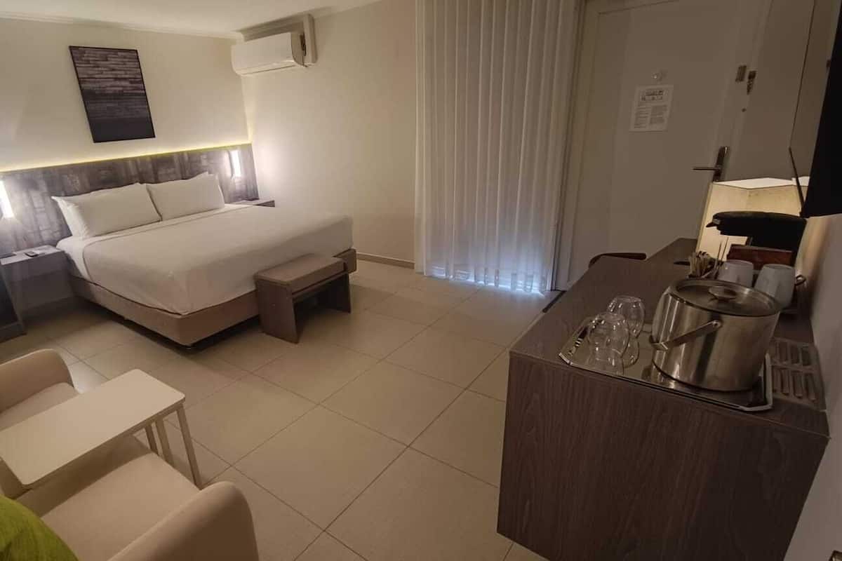 Standard Room, 1 Katil Raja (King), Accessible, Pool View | 1 bilik tidur, peti besi dalam bilik, meja, langsir/tirai gelap terus