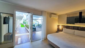 Standardzimmer, 1 King-Bett, Nichtraucher, Poolblick | Zimmersafe, Schreibtisch, Verdunkelungsvorhänge, Bügeleisen/Bügelbrett