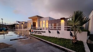 Un edificio moderno con un letrero que dice 'Aruba Boutique & Art Hotel'.