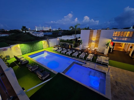 Outdoor pool. Aruba Boutique & Art Hotel, Adults Only