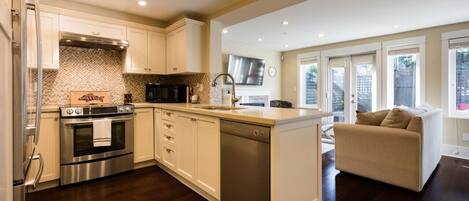 冷蔵庫、電子レンジ、オーブン、コンロ