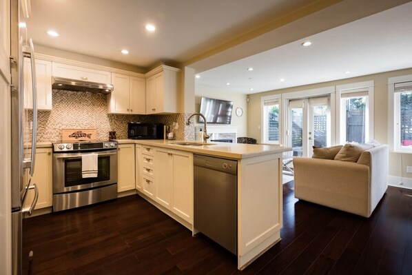 冷蔵庫、電子レンジ、オーブン、コンロ