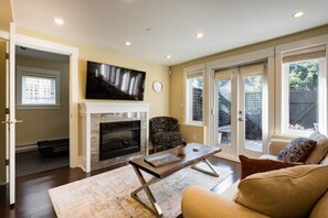 TV, fireplace, stereo - Vine and Balsam Kitsilano (Vancouver)