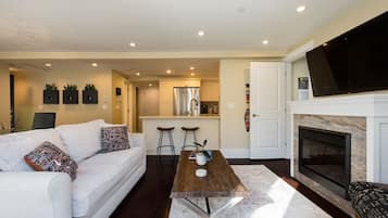 TV, fireplace, stereo