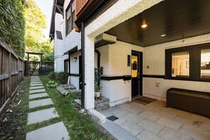 Exterior - Vine and Balsam Kitsilano (Vancouver)