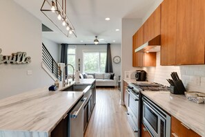 Frigorifero, microonde, forno, piano cottura