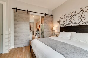 3 chambres, bureau, fer et planche à repasser, lit parapluie