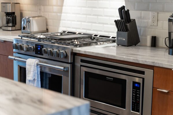 Een koelkast, een microgolfoven, een oven, een kookplaat