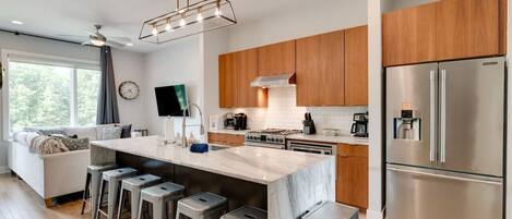 Réfrigérateur, micro-ondes, four, plaque de cuisson