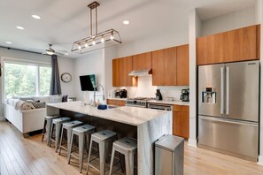 Fridge, microwave, oven, stovetop - Broadway Beats & Rooftop Seats in Music City! (Nashville)