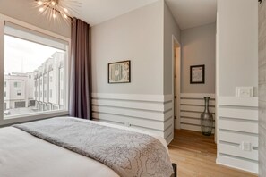 3 slaapkamers, een bureau, een strijkplank/strijkijzer, reisbedje