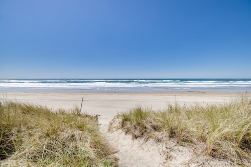 Luxurious & Cozy Oceanfront Home 50 steps to Beach w/ Spectacular Ocean views!