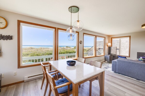 Smart-tv, eldstad, dvd-spelare och böcker