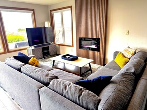 Smart-tv, eldstad, dvd-spelare och böcker