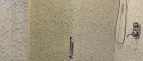 Douche, sĂšche-cheveux, serviettes fournies, savon