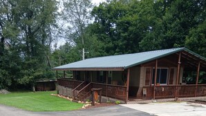 Exterior - Cozy , comfortable, and warm with unique features and plenty of amenities! (Mountain City)