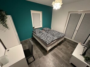 3 bedrooms, desk, travel cot, free WiFi