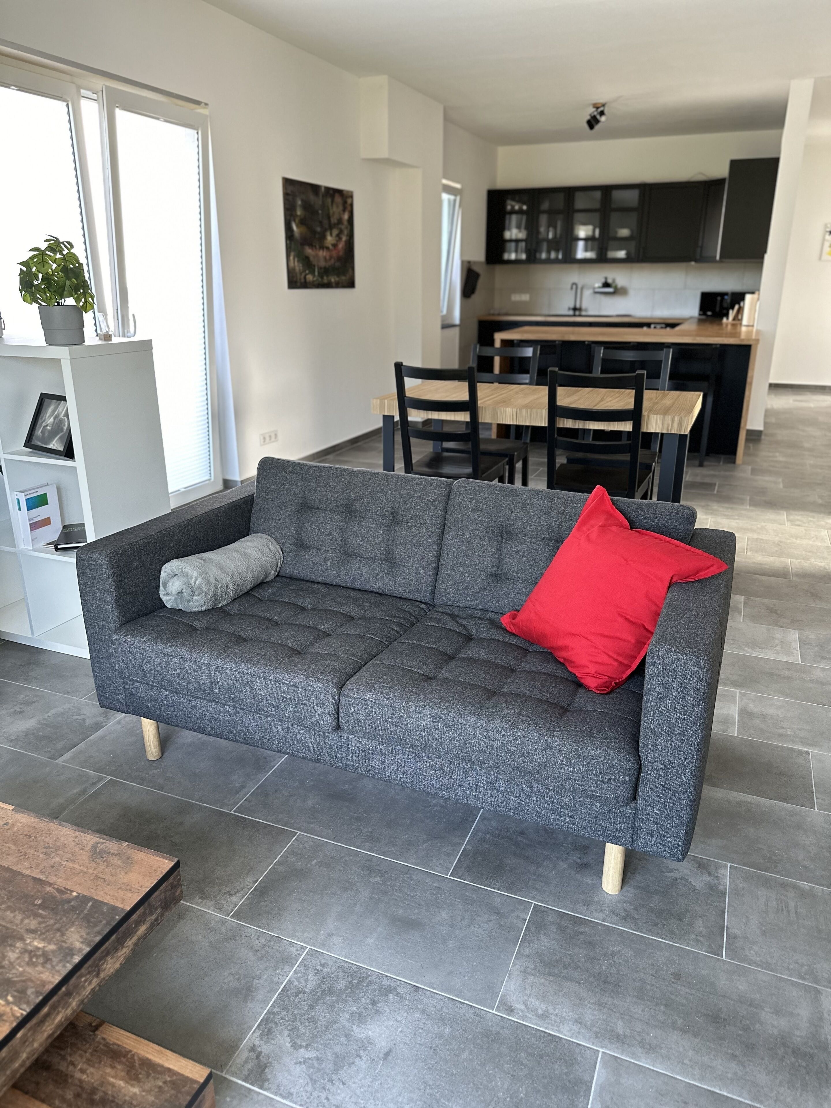 Een smart-tv en een stereo