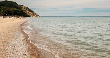 Traverse City's Local's Hideaway: King Suite & 4 Hot Tubs Await!