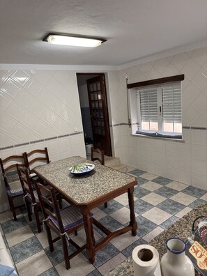 Dining - Moradia com 6 Quartos. Excelente Opção Para Famílias Grandes ou Dois Casais (Peniche)