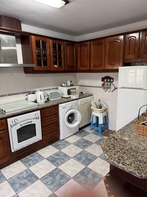 Private kitchen - Moradia com 6 Quartos. Excelente Opção Para Famílias Grandes ou Dois Casais (Peniche)