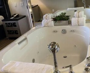 Dusche, Whirlpool, Haartrockner, Handtücher