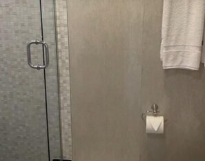 Ducha, bañera de hidromasaje, secador de pelo, toallas