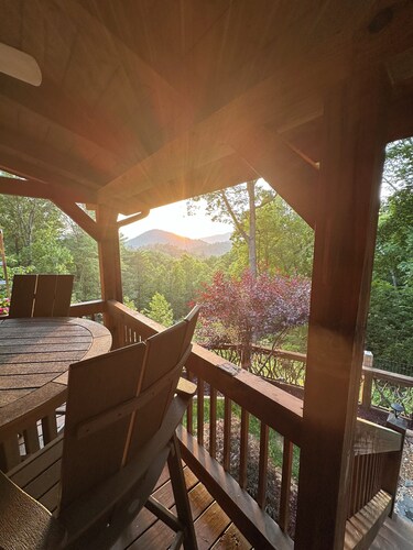 Smokey Top Retreat - 
Cozy cabin in the Great Smoky Mountains 