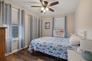 2 bedrooms, free WiFi, bed sheets - Steps from Hampton Beach and all entertainment! 2bdrm, parking spot, pets ok! (Hampton)