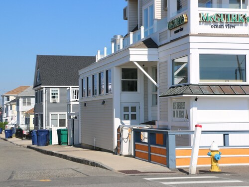 Steps from Hampton Beach and all entertainment! 2bdrm, parking spot, pets ok!