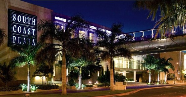 Un hotel con un letrero llamativo que dice 'South Coast Plaza'.