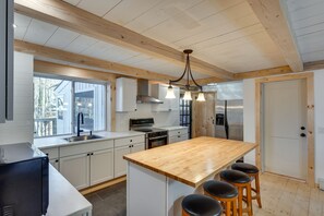Fridge, microwave, stovetop, dishwasher - Duplex Unit, 2 Mi to Chittenden Reservoir! (Chittenden)