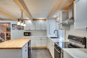 Fridge, microwave, stovetop, dishwasher