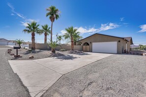 Property grounds - 5 Mi to Beach: Poolside Paradise in Lake Havasu! (Lake Havasu City)