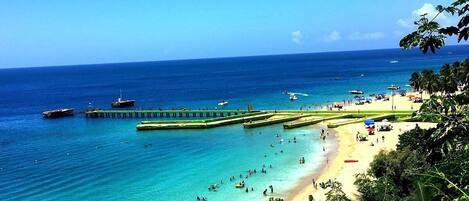 Una playa cerca, arena blanca