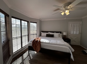 5 bedrooms, iron/ironing board, WiFi, bed sheets