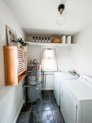 Interior - Cozy Costal House 5 minuets from the beach and walking distance to downtown! (Fort Bragg)
