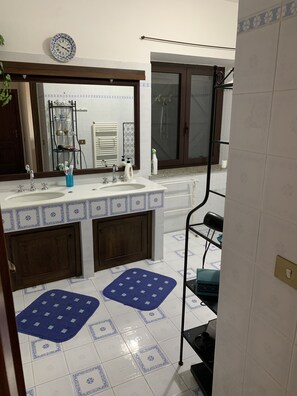 Regadera, secadora de cabello, bidet, toallas 