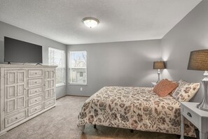 3 bedrooms, desk, iron/ironing board, WiFi - Centrally located Arvada Home (Arvada)