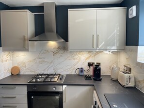 Jääkaappi, mikroaaltouuni, uuni, liesi