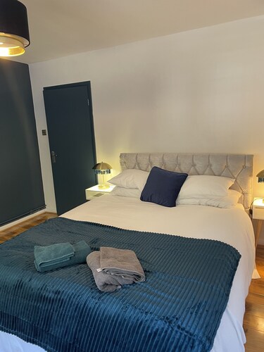 Superb 2 bedrooms apartment in Chiswick near  high street tube,buses,overground 