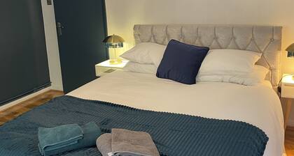 Superb 2 bedrooms apartment in Chiswick near high street tube,buses,overground