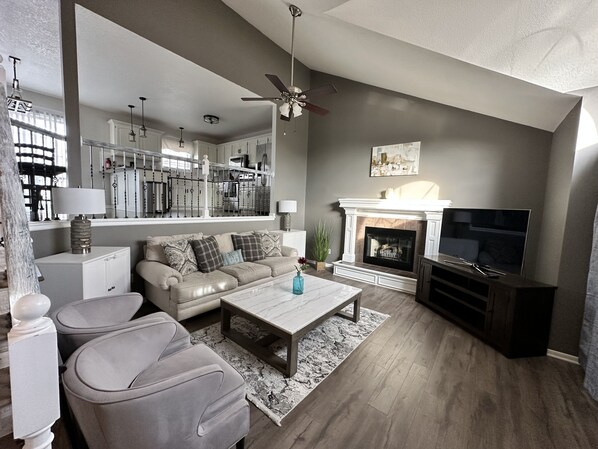 Smart TV, fireplace - 4 Bedroom House 5 minutes from restaurants and shopping (Raymore)