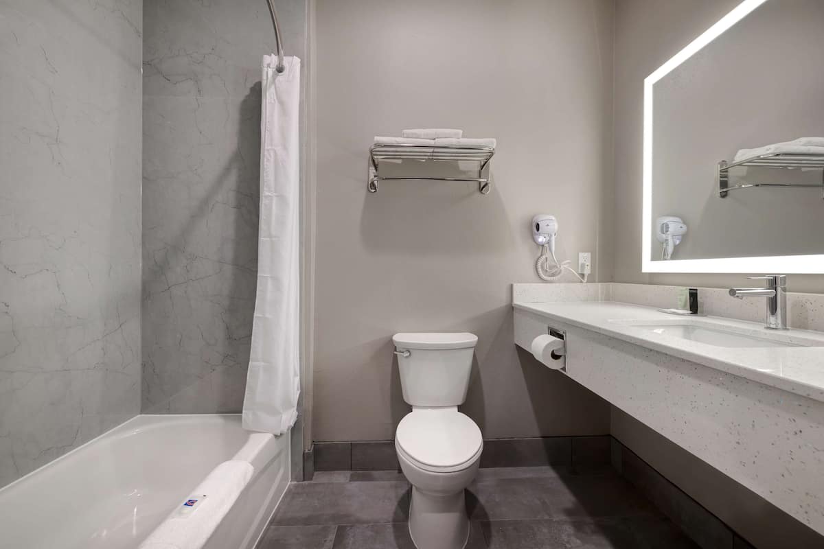 Combined shower/tub, towels