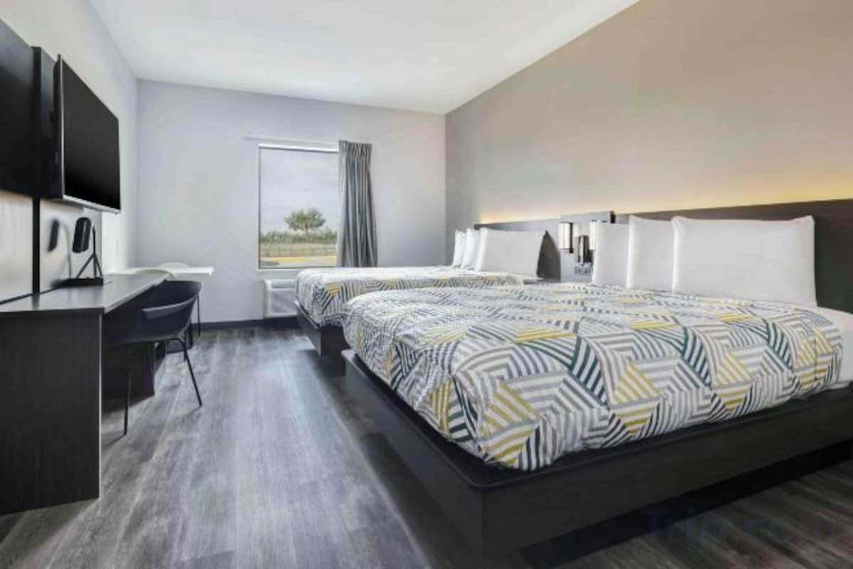 Non-Smoking Room With 2 Queen Beds And Kitchen