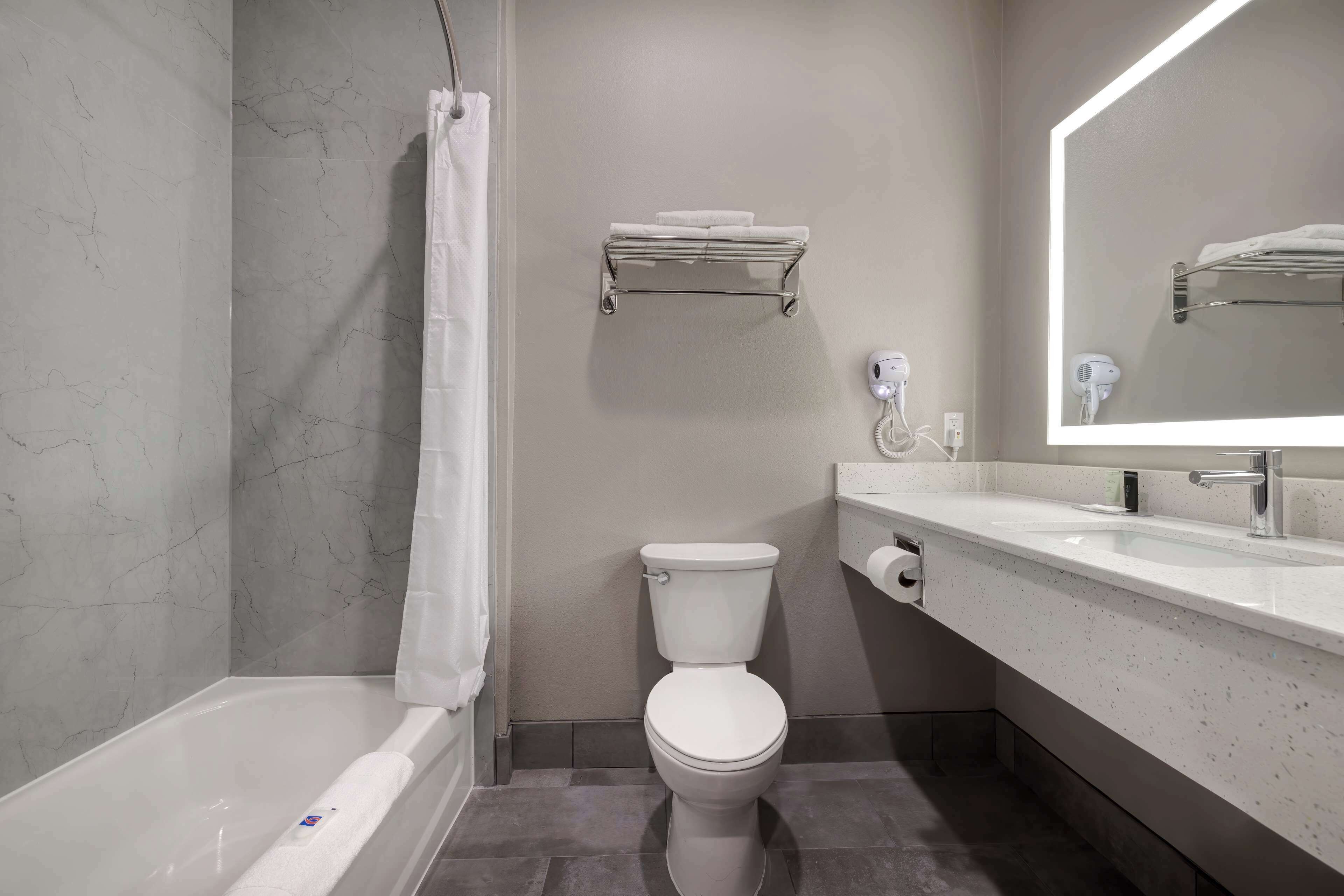 Combined shower/bathtub, towels